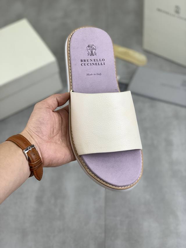 工厂价 实价 Brunello Cucinelli Bc 新款麂皮拖鞋，24Ss新款系列 此款凉拖鞋鞋型堪称经典，永不过时！外底上的个性logo和独特的水波纹凹