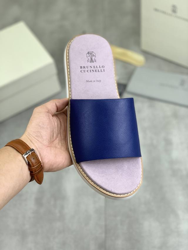 工厂价 实价 Brunello Cucinelli Bc 新款麂皮拖鞋，24Ss新款系列 此款凉拖鞋鞋型堪称经典，永不过时！外底上的个性logo和独特的水波纹凹