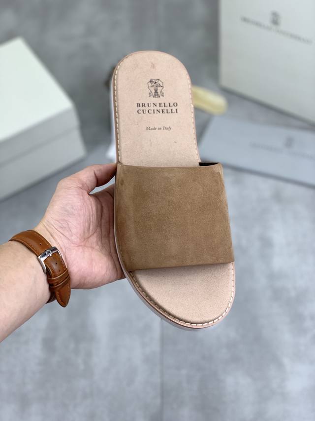 工厂价 实价 Brunello Cucinelli Bc 新款麂皮拖鞋，24Ss新款系列 此款凉拖鞋鞋型堪称经典，永不过时！外底上的个性logo和独特的水波纹凹