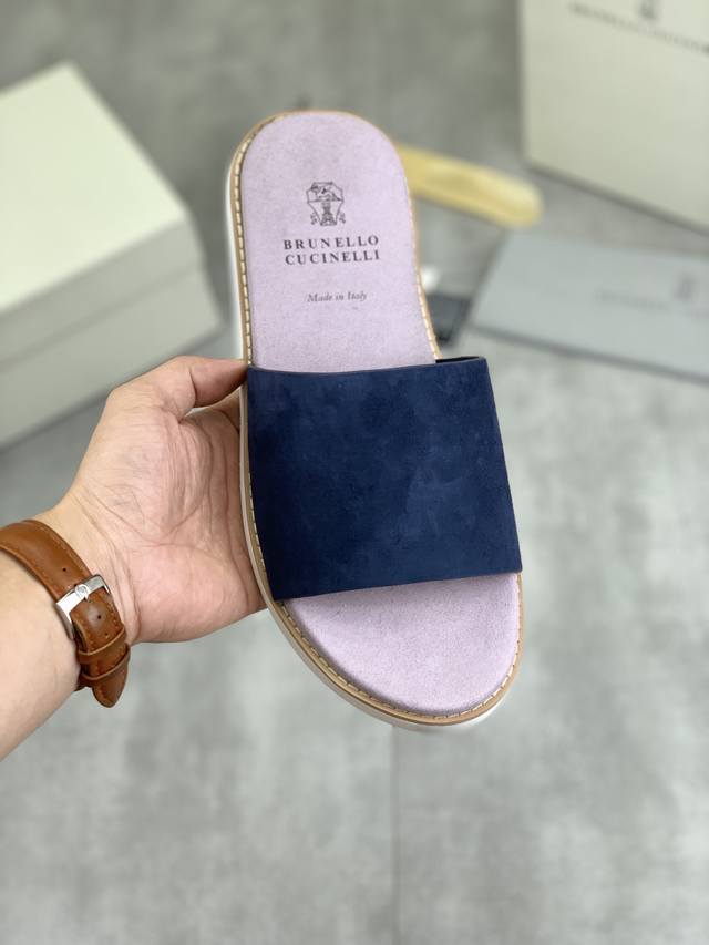 工厂价 实价 Brunello Cucinelli Bc 新款麂皮拖鞋，24Ss新款系列 此款凉拖鞋鞋型堪称经典，永不过时！外底上的个性logo和独特的水波纹凹