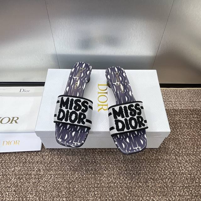 工厂价p平底 高跟 迪奥 Dior 2024 新元素miss Dior 春夏新款一字拖拼色女鞋 Cd字母logo立体刺绣圆柱跟凉鞋 方头粗跟果冻色露趾拖鞋 市面