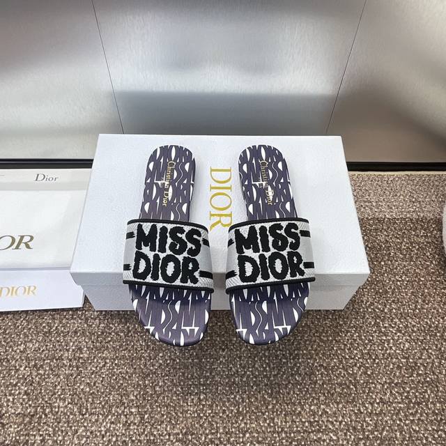 工厂价p平底 高跟 迪奥 Dior 2024 新元素miss Dior 春夏新款一字拖拼色女鞋 Cd字母logo立体刺绣圆柱跟凉鞋 方头粗跟果冻色露趾拖鞋 市面