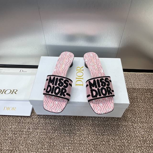 工厂价p平底 高跟 迪奥 Dior 2024 新元素miss Dior 春夏新款一字拖拼色女鞋 Cd字母logo立体刺绣圆柱跟凉鞋 方头粗跟果冻色露趾拖鞋 市面