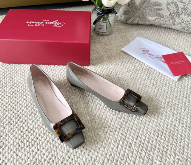 Roger Vivier ～Rv 2024年 新款 玳瑁豹纹扣方头单鞋 褶皱牛皮面，内里小羊皮，真皮底 Size：35-41 40 41定做不退换