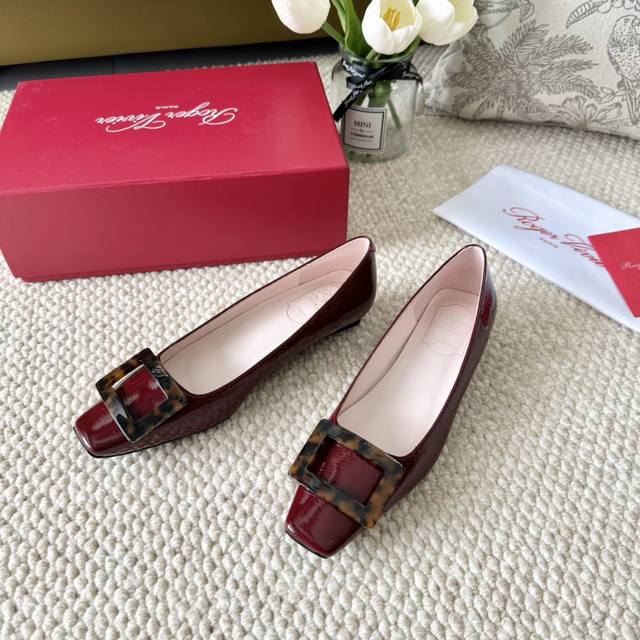 Roger Vivier ～Rv 2024年 新款 玳瑁豹纹扣方头单鞋 褶皱牛皮面，内里小羊皮，真皮底 Size：35-41 40 41定做不退换