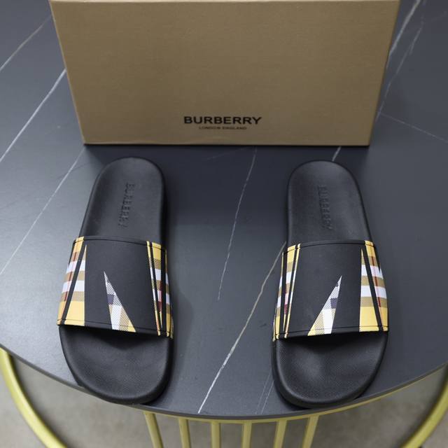 出厂价 Burberry 巴宝莉拖鞋新款上市完美做工！完美造型顶级品质防滑耐磨tpu大底百搭舒服鞋，标准尺码38-44 45-46-47可定做