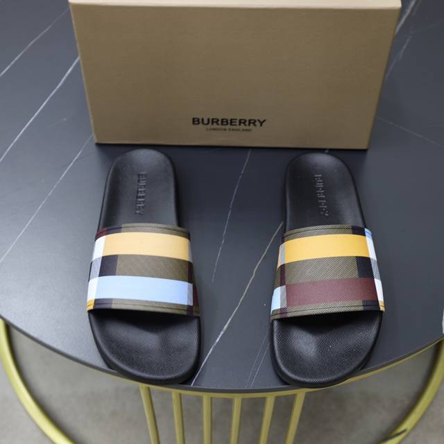 出厂价 Burberry 巴宝莉拖鞋新款上市完美做工！完美造型顶级品质防滑耐磨tpu大底百搭舒服鞋，标准尺码38-44 45-46-47可定做