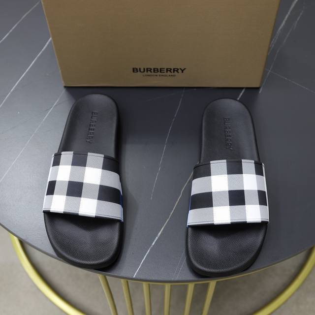 出厂价 Burberry 巴宝莉拖鞋新款上市完美做工！完美造型顶级品质防滑耐磨tpu大底百搭舒服鞋，标准尺码38-44 45-46-47可定做