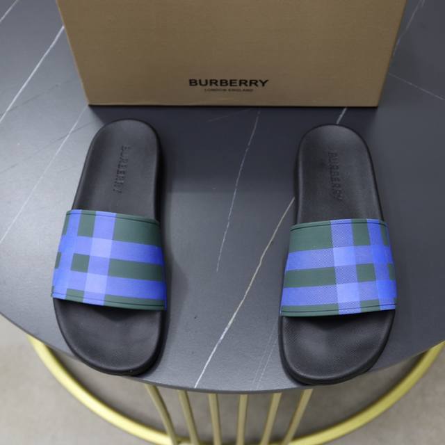 出厂价 Burberry 巴宝莉拖鞋新款上市完美做工！完美造型顶级品质防滑耐磨tpu大底百搭舒服鞋，标准尺码38-44 45-46-47可定做