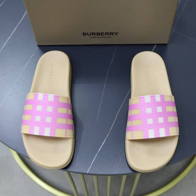 出厂价 Burberry 巴宝莉拖鞋新款上市完美做工！完美造型顶级品质防滑耐磨tpu大底百搭舒服鞋，标准尺码38-44 45-46-47可定做