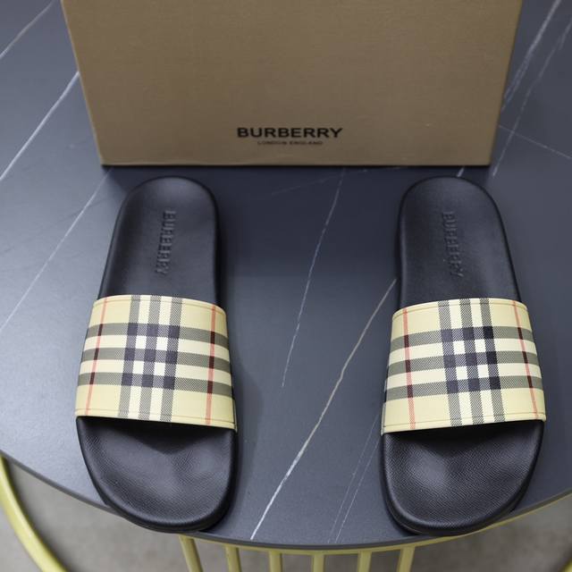 出厂价 Burberry 巴宝莉拖鞋新款上市完美做工！完美造型顶级品质防滑耐磨tpu大底百搭舒服鞋，标准尺码38-44 45-46-47可定做