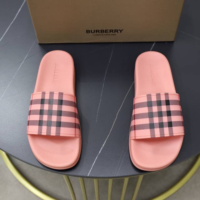 出厂价 Burberry 巴宝莉拖鞋新款上市完美做工！完美造型顶级品质防滑耐磨tpu大底百搭舒服鞋，标准尺码38-44 45-46-47可定做