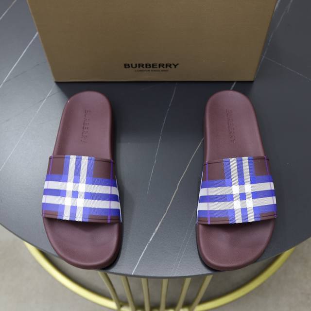 出厂价 Burberry 巴宝莉拖鞋新款上市完美做工！完美造型顶级品质防滑耐磨tpu大底百搭舒服鞋，标准尺码38-44 45-46-47可定做