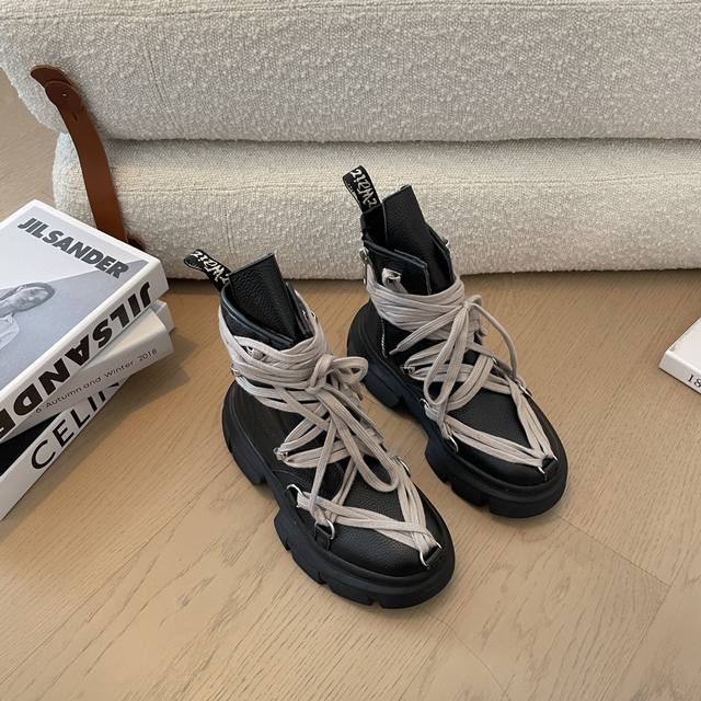 顶级品质 Ck Owens X Dr.Martens 绑带马丁靴新品 作为品牌最为炸裂的联名之一，Ro X 马丁的热度一直相当高，此前每次合作都能引发一波抢购