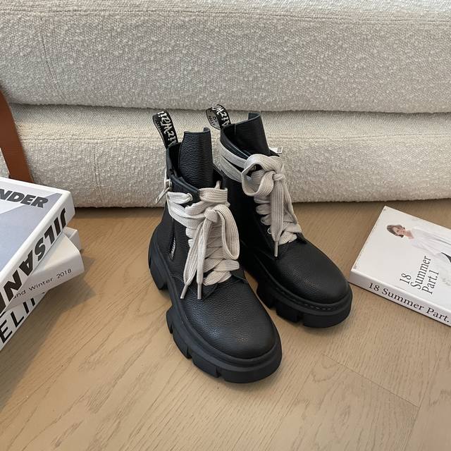 顶级品质 Ck Owens X Dr.Martens 绑带马丁靴新品 作为品牌最为炸裂的联名之一，Ro X 马丁的热度一直相当高，此前每次合作都能引发一波抢购