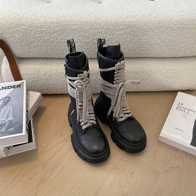 顶级品质 Ck Owens X Dr.Martens 绑带马丁靴新品 作为品牌最为炸裂的联名之一，Ro X 马丁的热度一直相当高，此前每次合作都能引发一波抢购