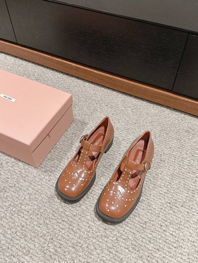 顶级品质 Miumiu Ss24 New Arrival～ 缪缪2024春夏新品｜学院风玛丽珍鞋 光泽开边珠鞋面雕花冲孔，英伦复古风～ T字带饰以可调节扣点缀，