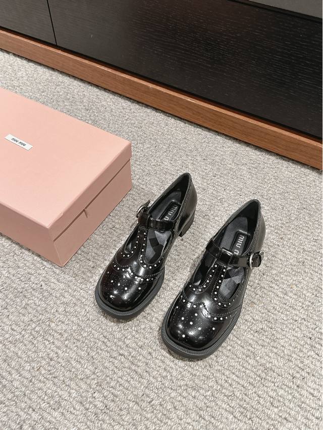 顶级品质 Miumiu Ss24 New Arrival～ 缪缪2024春夏新品｜学院风玛丽珍鞋 光泽开边珠鞋面雕花冲孔，英伦复古风～ T字带饰以可调节扣点缀，