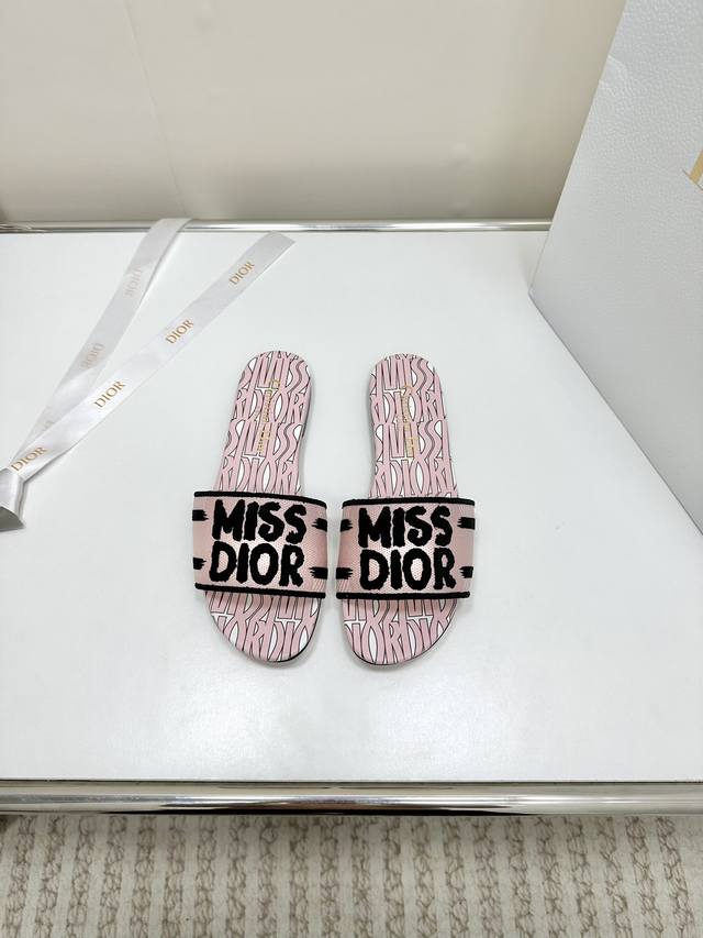 平底 中跟 代购级别！ 2024新款迪奥miss Dior 系列平底拖鞋，经典上乘美艳力作 Dior专柜最火春夏系列 兼备气质 时尚 经典耐看的设计风格 上脚效