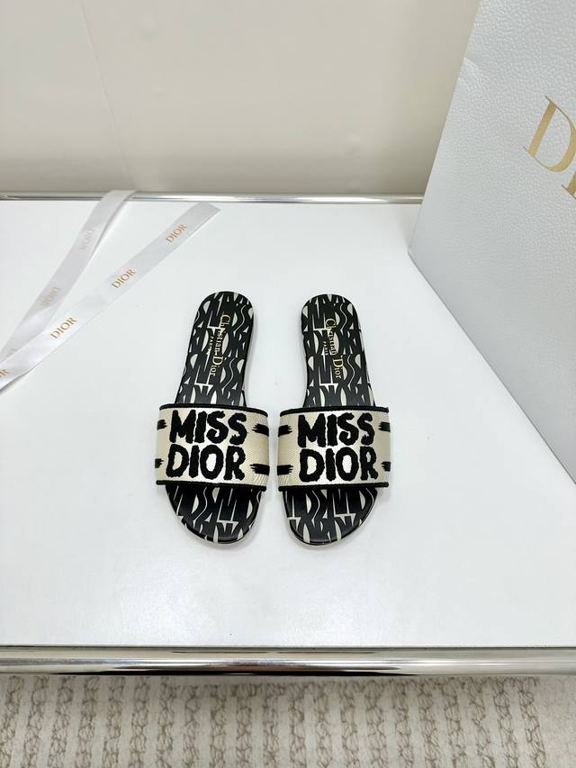 平底 中跟 代购级别！ 2024新款迪奥miss Dior 系列平底拖鞋，经典上乘美艳力作 Dior专柜最火春夏系列 兼备气质 时尚 经典耐看的设计风格 上脚效