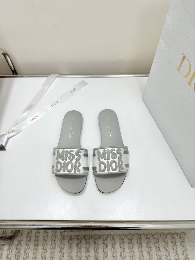 平底 中跟 代购级别！ 2024新款迪奥miss Dior 系列平底拖鞋，经典上乘美艳力作 Dior专柜最火春夏系列 兼备气质 时尚 经典耐看的设计风格 上脚效