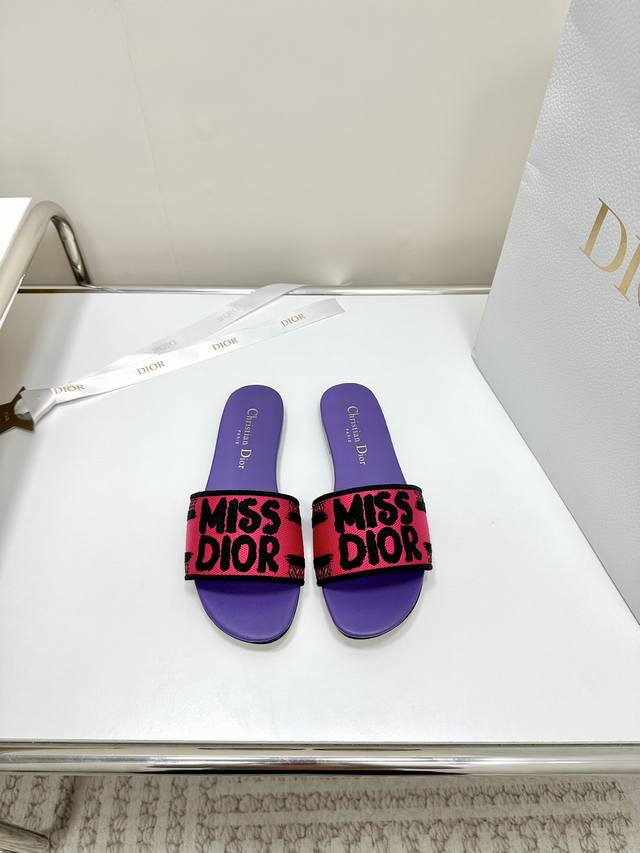 平底 中跟 代购级别！ 2024新款迪奥miss Dior 系列平底拖鞋，经典上乘美艳力作 Dior专柜最火春夏系列 兼备气质 时尚 经典耐看的设计风格 上脚效