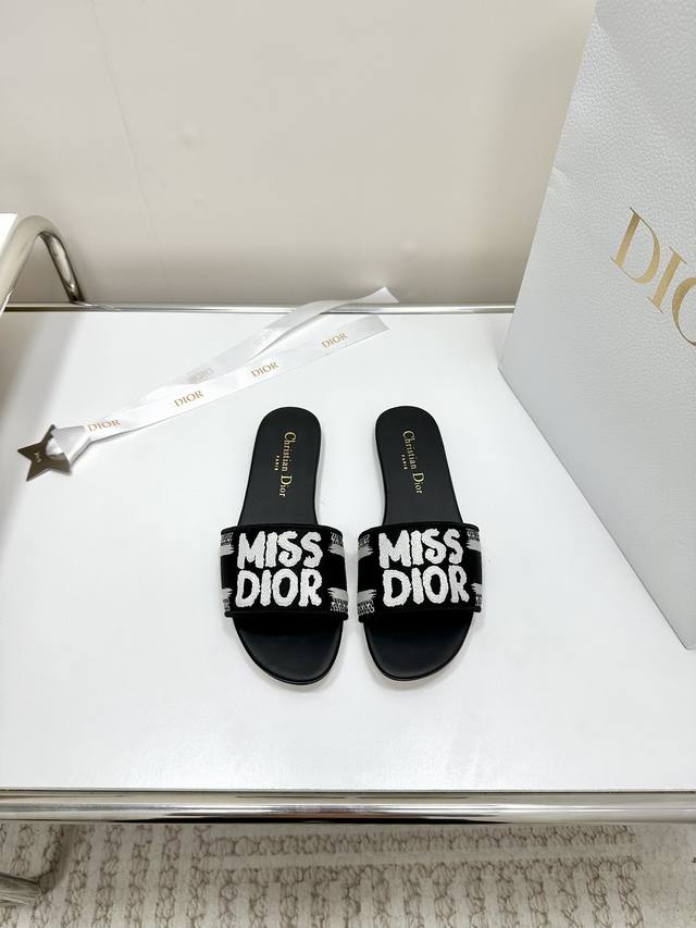 平底 中跟 代购级别！ 2024新款迪奥miss Dior 系列平底拖鞋，经典上乘美艳力作 Dior专柜最火春夏系列 兼备气质 时尚 经典耐看的设计风格 上脚效