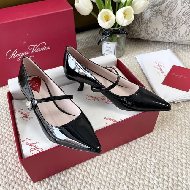 Roger Vivier ～Rv 2024年 新款 尖头小猫跟钻扣凉鞋 跟高:4.5Cm 牛漆皮面，内里小羊皮，真皮底 Size：35-41 34.40 定做不