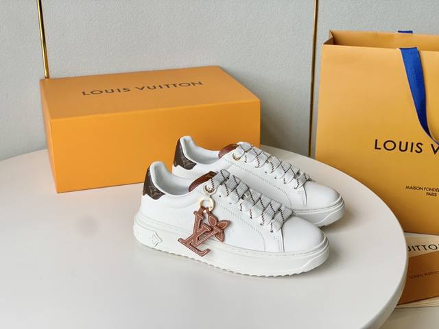 Lv 驴家ss23 Time Out 系列 Logo挂件小白鞋 板鞋 运动鞋新品 色彩跳跃，吼吼看哦，增高效果不错 原版小牛皮材质，原版tpu鞋底 Size 3