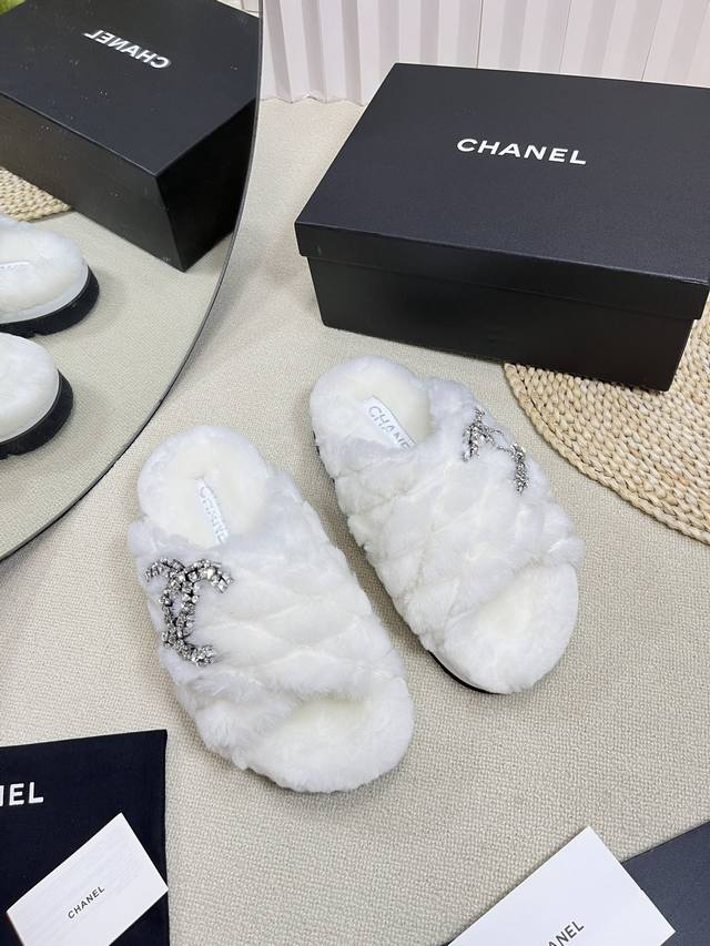 Chanel香奈儿 24 新款 毛拖 高品质闭眼入！弹力羊皮踩上去更加柔软舒服，采用进口皮毛一体羊羔毛 内里皮里 金色五金扣 原版高密度发泡底 厚底5Cm Si - 点击图像关闭