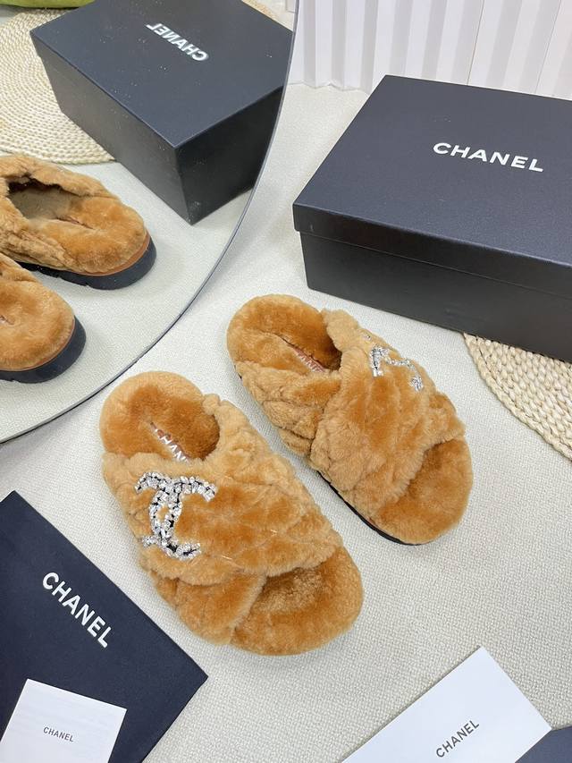 Chanel香奈儿 24 新款 毛拖 高品质闭眼入！弹力羊皮踩上去更加柔软舒服，采用进口皮毛一体羊羔毛 内里皮里 金色五金扣 原版高密度发泡底 厚底5Cm Si