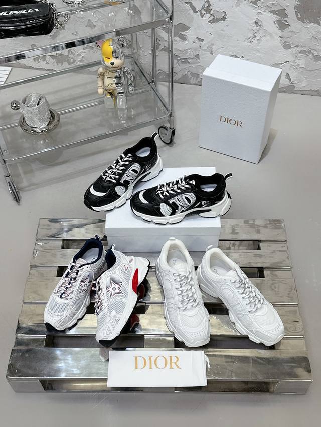 工厂价 Dior Chrono 迪奥情侣爆款热卖 原版开发全新tpu吸膜超轻极软组合大底. 运动风格 运动鞋..老爹鞋. 上脚超美超赞..各路明星网红纷纷上脚.