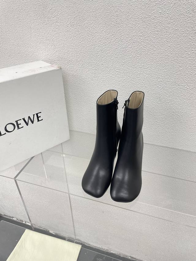 高跟酒杯跟短靴 Loewe 杨幂同款复古乐福鞋 鞋面：黑色小牛皮 内里 水染牛皮 黑色 Loewe秋日超百搭乐福鞋杨幂同款 这款舒服又百搭 超级适合宽和高脚背，