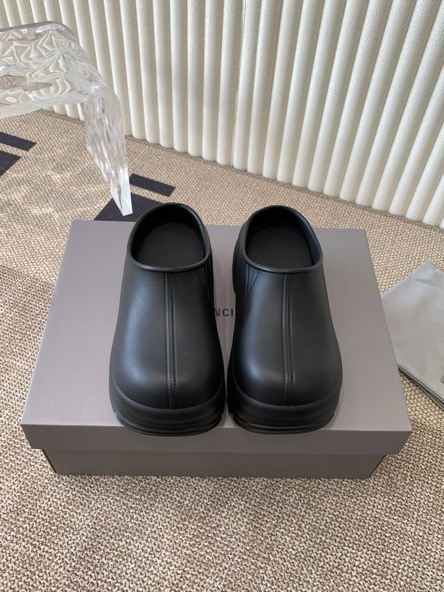 Balenciaga 顶级版本原版开发 极致轻量化！众多国内外一线潮流明星上脚加持！时髦又兼具舒适感，上脚还很显白！夏天超级好搭配 码数：35-40