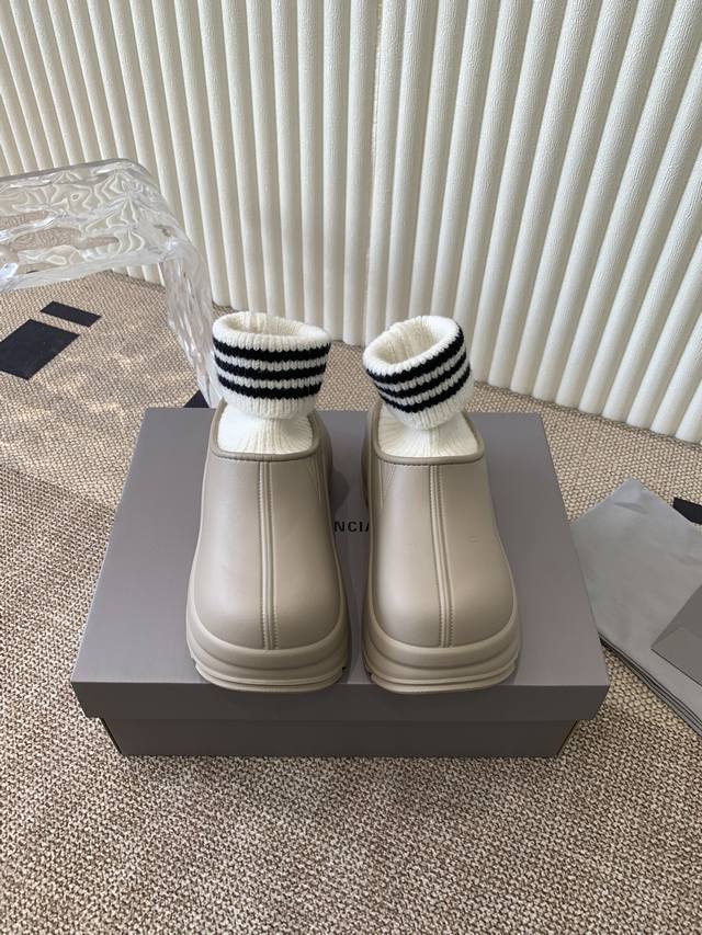 Balenciaga 顶级版本原版开发 极致轻量化！众多国内外一线潮流明星上脚加持！时髦又兼具舒适感，上脚还很显白！夏天超级好搭配 码数：35-40