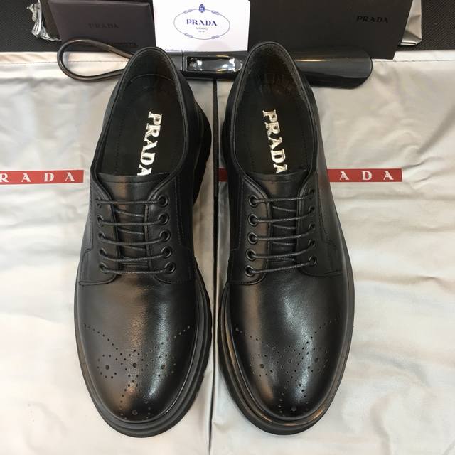 Prada 顶级 Size：39-44 38.45可定做 工厂实拍 普拉达高品质原单牛货精品！经典德比鞋，原厂开边珠牛皮，胎牛内里，搭配轻盈锯齿tpu大底！都