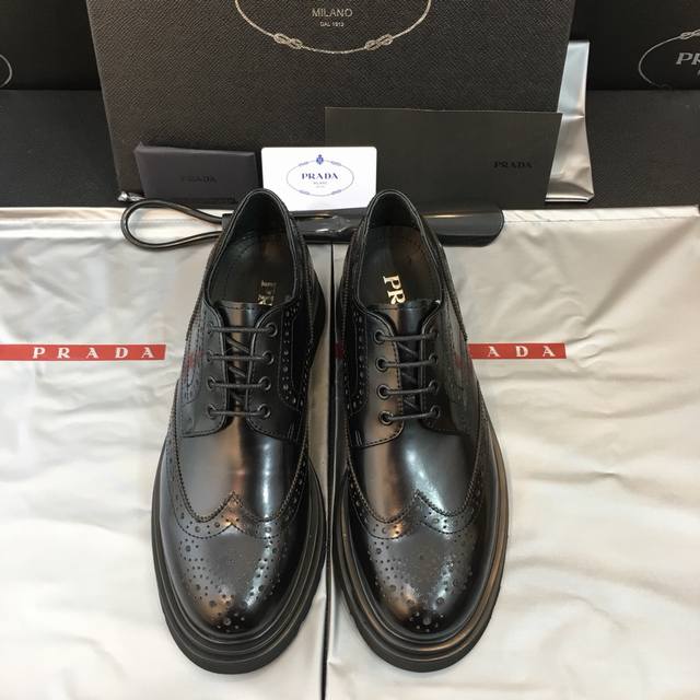 Prada 顶级 Size：39-44 38.45可定做 工厂实拍 普拉达高品质原单牛货精品！经典德比鞋，原厂开边珠牛皮，胎牛内里，搭配轻盈锯齿tpu大底！都