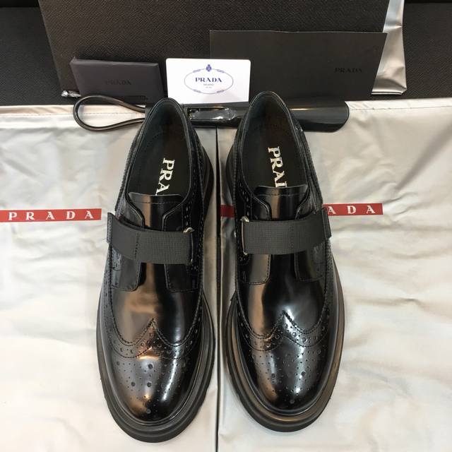 Prada 顶级 Size：39-44 38.45可定做 工厂实拍 普拉达高品质原单牛货精品！经典德比鞋，原厂开边珠牛皮，胎牛内里，搭配轻盈锯齿tpu大底！都