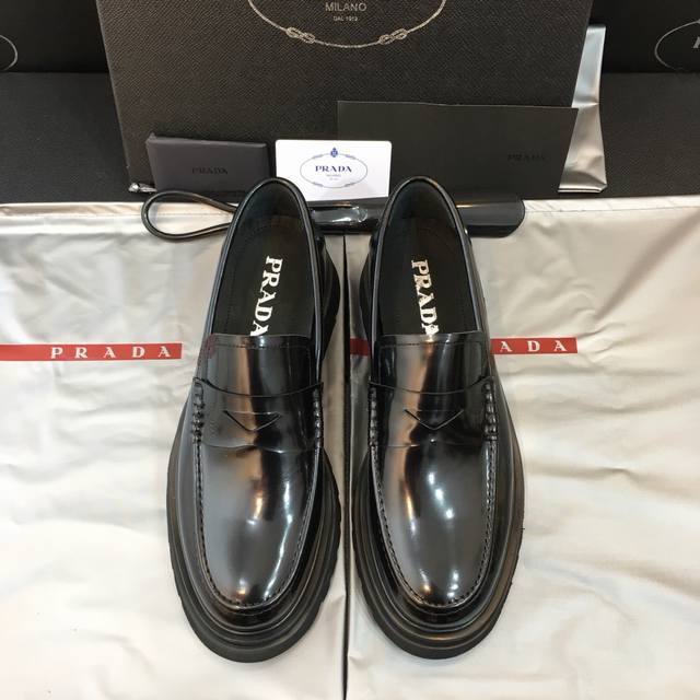 Prada 顶级 Size：39-44 38.45可定做 工厂实拍 普拉达高品质原单牛货精品！经典德比鞋，原厂开边珠牛皮，胎牛内里，搭配轻盈锯齿tpu大底！都