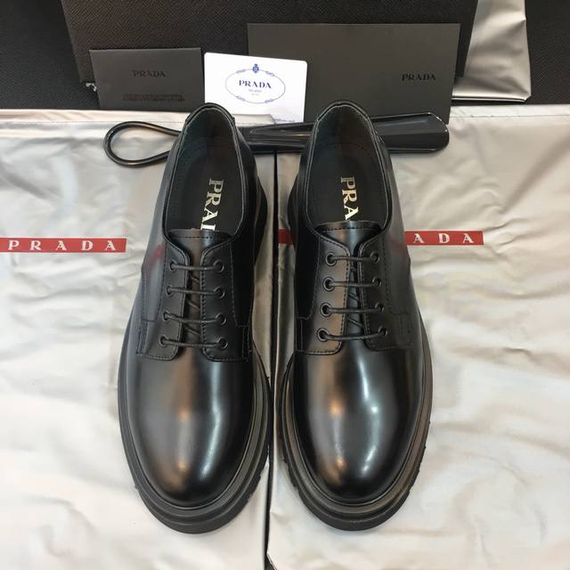 Prada 顶级 Size：39-44 38.45可定做 工厂实拍 普拉达高品质原单牛货精品！经典德比鞋，原厂开边珠牛皮，胎牛内里，搭配轻盈锯齿tpu大底！都