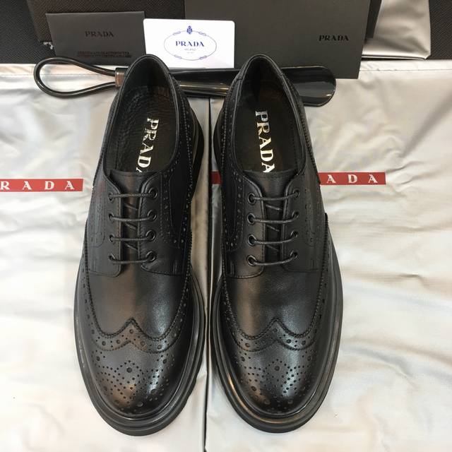 Prada 顶级 Size：39-44 38.45可定做 工厂实拍 普拉达高品质原单牛货精品！经典德比鞋，原厂开边珠牛皮，胎牛内里，搭配轻盈锯齿tpu大底！都