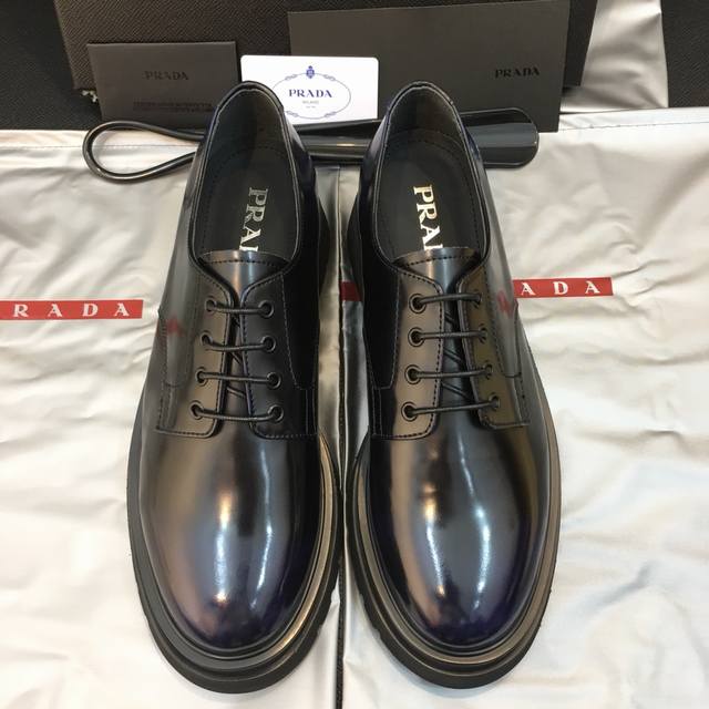 Prada 顶级 Size：39-44 38.45可定做 工厂实拍 普拉达高品质原单牛货精品！经典德比鞋，原厂开边珠牛皮，胎牛内里，搭配轻盈锯齿tpu大底！都