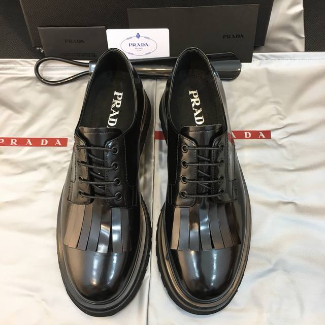 Prada 顶级 Size：39-44 38.45可定做 工厂实拍 普拉达高品质原单牛货精品！经典德比鞋，原厂开边珠牛皮，胎牛内里，搭配轻盈锯齿tpu大底！都