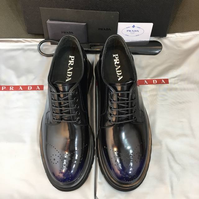 Prada 顶级 Size：39-44 38.45可定做 工厂实拍 普拉达高品质原单牛货精品！经典德比鞋，原厂开边珠牛皮，胎牛内里，搭配轻盈锯齿tpu大底！都 - 点击图像关闭