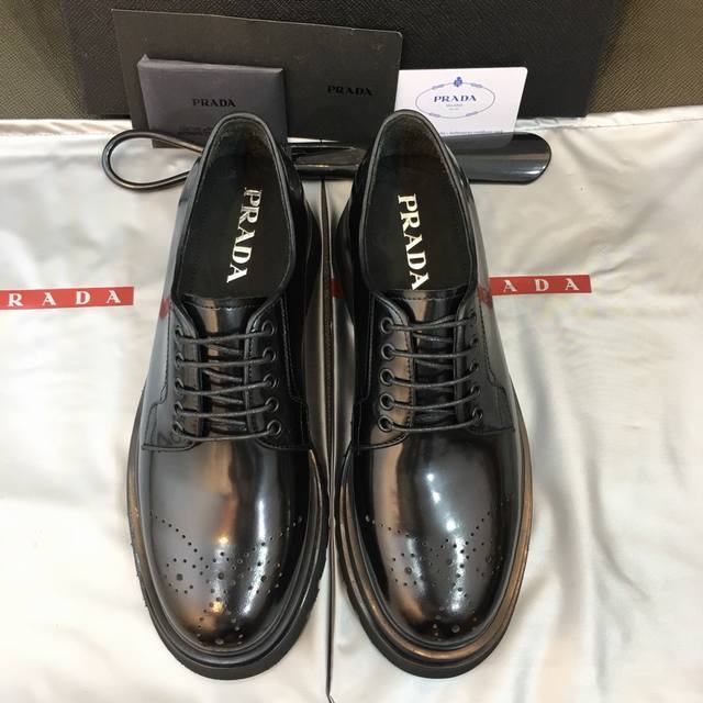 Prada 顶级 Size：39-44 38.45可定做 工厂实拍 普拉达高品质原单牛货精品！经典德比鞋，原厂开边珠牛皮，胎牛内里，搭配轻盈锯齿tpu大底！都