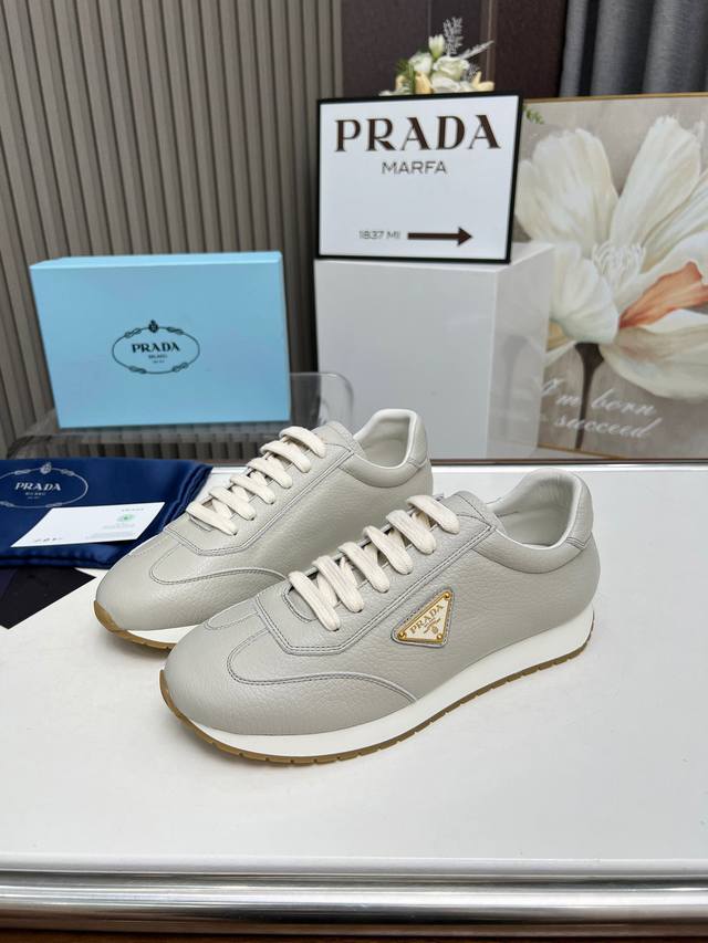 Prada* 情侣款:码数：35 44 4 5、46定做 情侣款 Prad*普拉达2024春夏新品高端运动鞋，这款运动鞋时尚百搭，简洁现代，融合运动风格和精