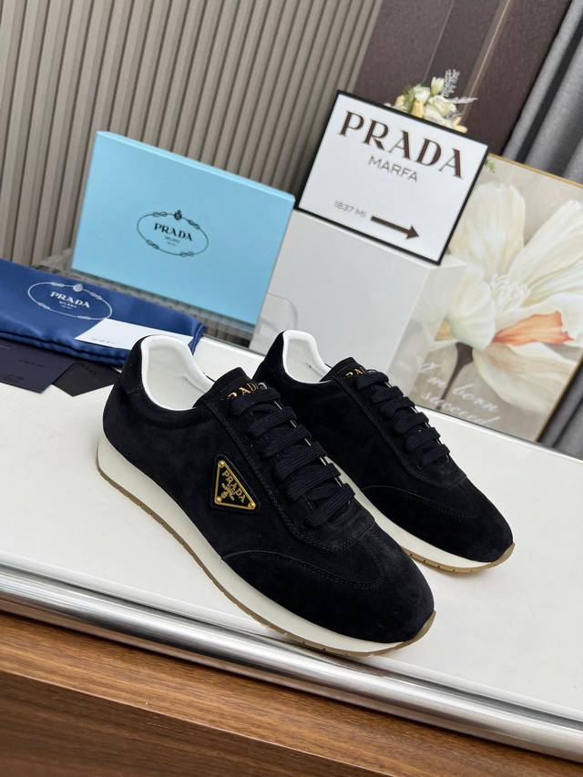 Prada* 情侣款:码数：35 44 4 5、46定做 情侣款 Prad*普拉达2024春夏新品高端运动鞋，这款运动鞋时尚百搭，简洁现代，融合运动风格和精