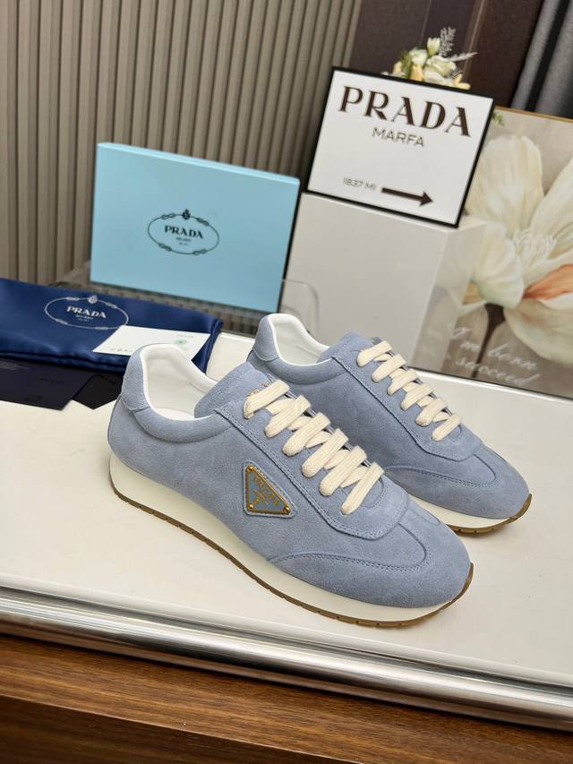 Prada* 情侣款:码数：35 44 4 5、46定做 情侣款 Prad*普拉达2024春夏新品高端运动鞋，这款运动鞋时尚百搭，简洁现代，融合运动风格和精