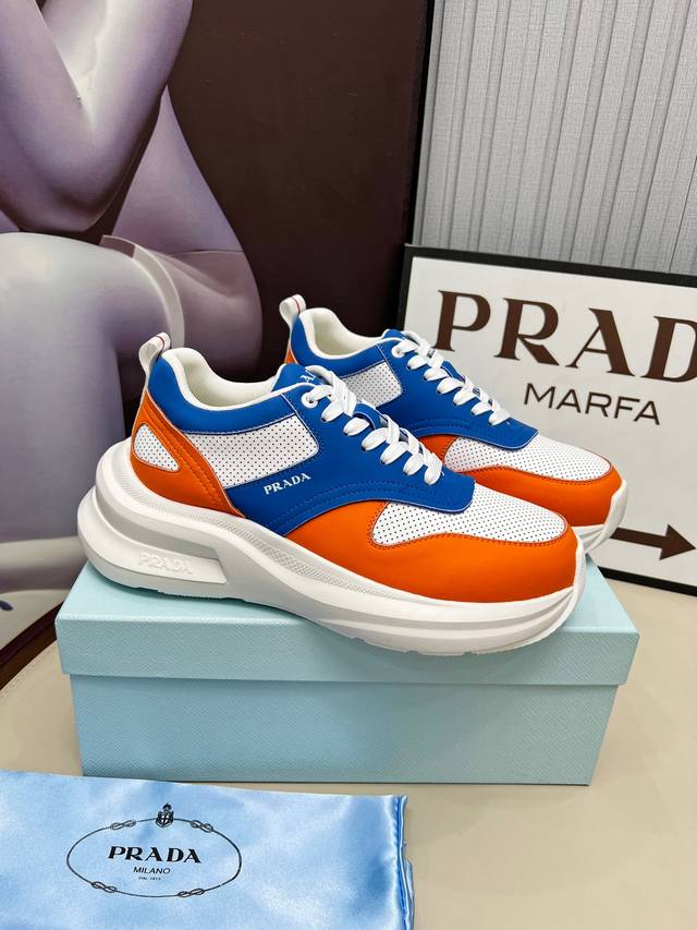 Prada* 情侣款:码数：35 45 普拉达prada 情侣款爆炸款出货了 原版1比1开模四季皆宜，可与各式休闲造型搭配 面料 原版定制头层牛皮 大底 T