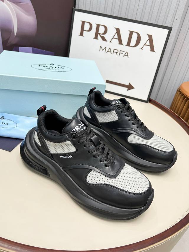 Prada* 情侣款:码数：35 45 普拉达prada 情侣款爆炸款出货了 原版1比1开模四季皆宜，可与各式休闲造型搭配 面料 原版定制头层牛皮 大底 T